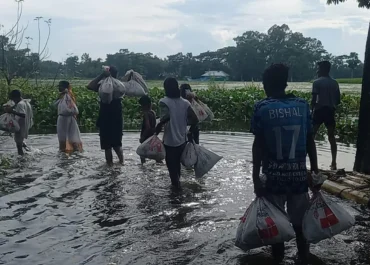 বানভাসিদের জরুরী সামগ্রী বিতরণ